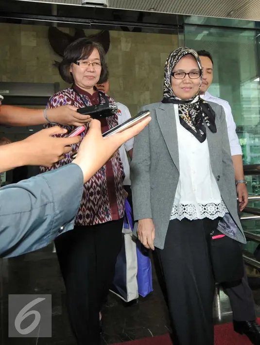 Winantuningtyastiti Swasanani keluar dari gedung KPK usai menjalani pemeriksaan, Jakarta, Selasa (27/10/2015). Winantuningtyastiti diperiksa sebagai saksi dugaan suap mantan Sekjen Partai Nasdem, Patrice Rio Capella. (Liputan6.com/Helmi Afandi) 