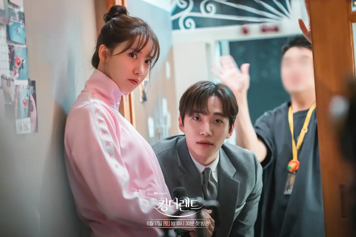 YoonA dan Lee Junho di balik layar drakor King the Land. (JTBC via Soompi)