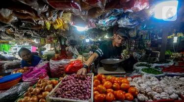 Aktivitas perdagangan di Pasar Pondok Labu Jakarta, Senin (18/12/2023). (merdeka.com/Arie Basuki)