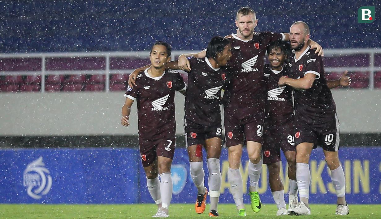 Sejumlah pemain PSM Makassar merayakan gol kedua ke gawang PSS Sleman yang dicetak Serif Hasic (tengah) dalam laga pekan ke-12 BRI Liga 1 2021/2022 di Stadion Manahan, Solo, Kamis (18/11/2021). (Bola.com/Bagaskara Lazuardi)