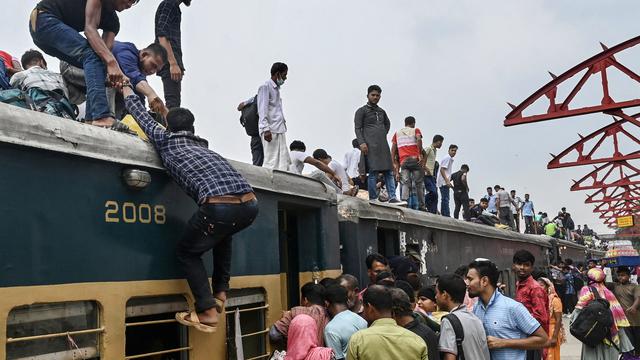 Penumpang Kereta di Bangladesh Saat Mudik Idul Adha