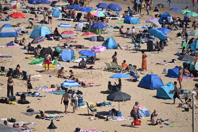 Diterjang Gelombang Panas Ekstrem, Warga Inggris Padati Pantai Bournemouth