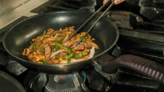Cara Membuat Japchae Rumahan dengan Mi Kenyal dan Sayuran Berwarna-warni