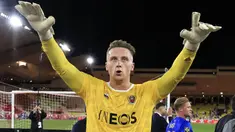 Posisi kiper atau penjaga gawang menjadi posisi yang krusial dalam sebuah tim. Tentunya dibutuhkan sosok matang dan berpengalamn untuk mengisi posisi tersebut. Namun 4 kiper muda di liga top Eropa berikut mampu membuktikan kapasitasnya dengan menjadi pilihan utama dengan penampilan impresif yang membawa timnya mampu bersaing di papan atas. Berikut daftar keempat kiper muda tersebut. (AFP/Valery Hache)