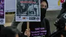 Pengunjukrasa dari Serikat Buruh Migran Indonesia membawa poster dalam aksi di depan Kementerian Ketenagakerjaan, Jakarta, Rabu (18/12/2019). Aksi  memperingati Hari Buruh Migran Internasional itu mendesak Negara bertanggung jawab atas perlindungan hak buruh migran. (Liputan6.com/Faizal Fanani)