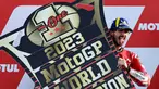 Pembalap Ducati Lenovo, Francesco Bagnaia, merayakan kemenagan dirinya sebagai juara dunia MotoGP 2023 setelah berhasil finis posisi pertama pada balapan MotoGP Valencia, Minggu (26/11/2023). (AFP/Jose Jordan)