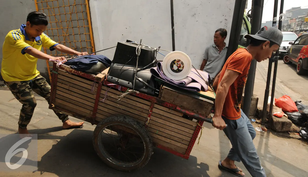 Warga Kampung Pulo menggunakan gerobak untuk memindahkan barang mereka pasca penggusuran, Jumat (21/8/2015). Pemprov DKI Jakarta merelokasi pemukiman padat di bantaran Kali Ciliwung ke Rusunawa Jatinegara. (Liputan6.com/Helmi Fithriansyah)