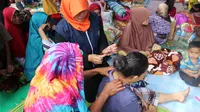 Sejumlah warga korban gempa Lombok yang berada di Kecamatan Batuyang, Kecamatan Pringgabaya, mendapat pelatihan pijat oksitosin dari relawan Muhammadiyah Disaster Management Center (MDMC).