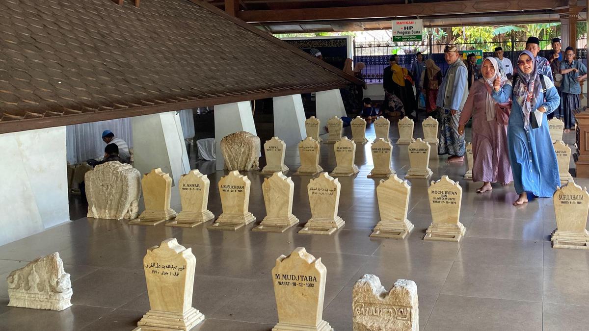 Misteri Banyak Nisan Baru di Area Sakral Makam Sunan Bonang