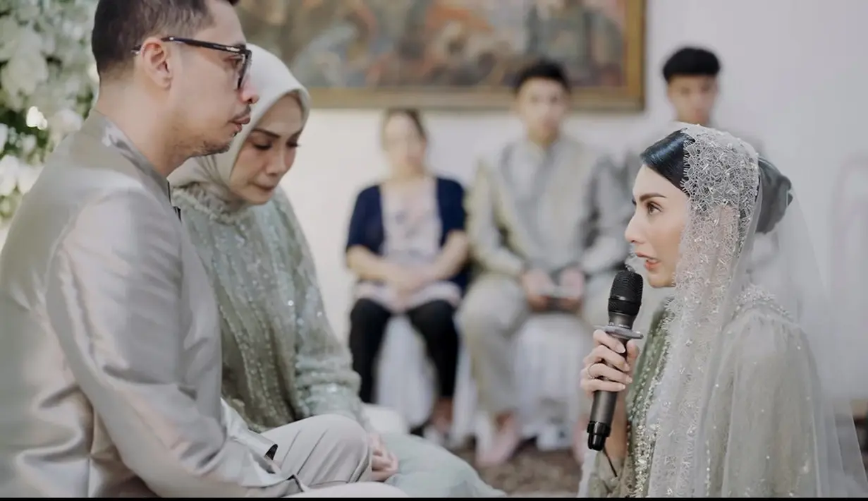 Dalam video yang dibagikan berdurasi setu menit lebih tersebut, Tyas tampak tak kuasa menahan air matanya ketika meminta izin kepada keluarganya. [Instagram/tyasmirasih]