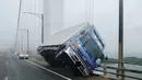 Sebuah truk tergelincir akibat angin topan jebi di jembatan Seto Ohashi di Sakade, Prefektur Kagawa di pulau Shikoku Jepang, (4/9). Topan ini juga mengakibatkan tanah longsor di berbagai tempat. (AFP Photo/Jiji Press)