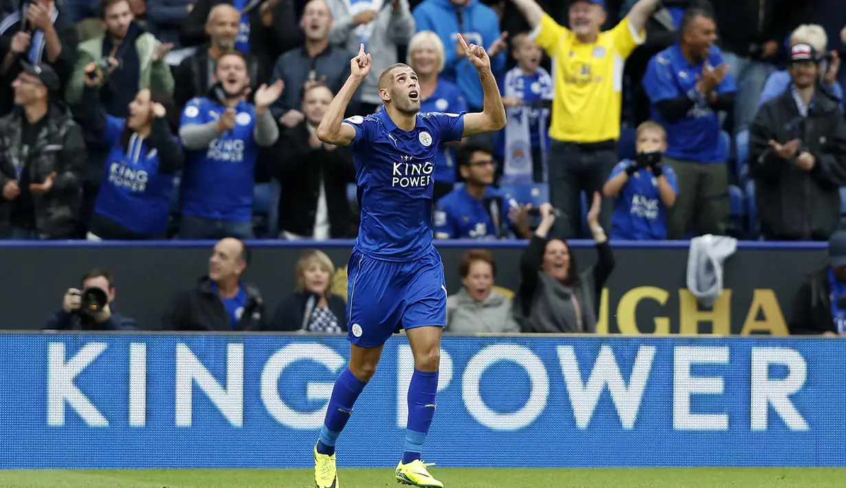 Islam Slimani. Striker asal Aljazair ini didatangkan Leicester City pada awal musim 2016/2017 dari klub Liga Portugal, Sporting Lisbon dengnan nilai transfer 31 juta euro. Debutnya di Liga Inggris terjadi di pekan ke-5 saat The Foxes menjamu Burnley, 17 September 2016. Tampil penuh selama 90 menit, ia mampu mencetak 2 gol dalam laga yang dimenangi Leicester City 3-0. (AFP/Adrian Dennis)