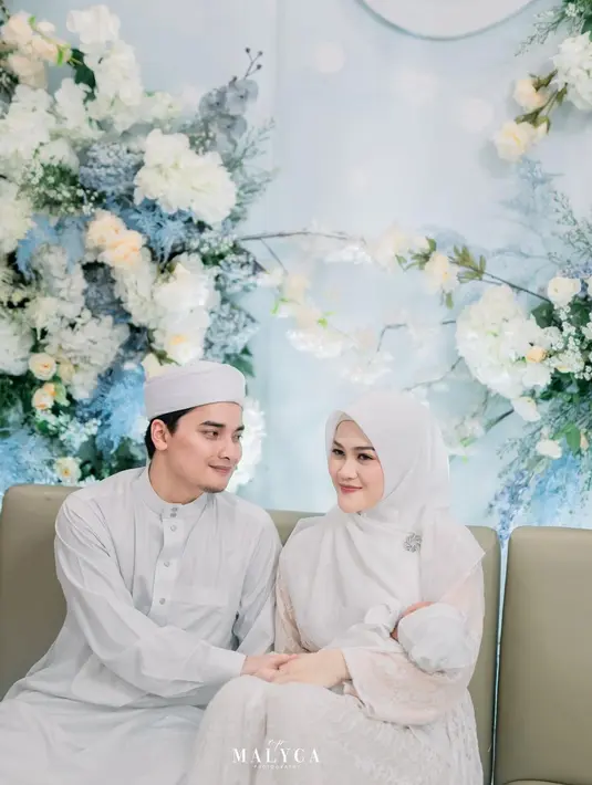 Kebahagiaan menyelimuti pasangan Alvin Faiz dan Henny Rahman. Istri Alvin melahirkan anak pertamanya pada 9 Maret 2023 lalu. Setelah kelahiran putra pertamanya, keduanya menggelar akikah. Berikut beberapa potretnya. [Instagram/hennyyrahman]