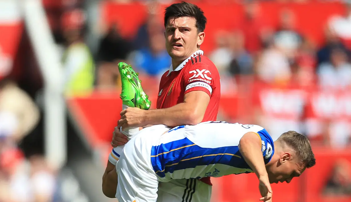 Harry Maguire sempat mengalami cedera hamstring saat membela Timnas Inggris pada 26 September 2022 melawan Jerman. Meski telah terlihat kembali melakukan sesi latihan pada 21 Oktober 2022 lalu bersama Manchester United, ia diketahui belum sembuh total dan masih akan absen dari lapangan hijau. (AFP/Lindsey Parnaby)
