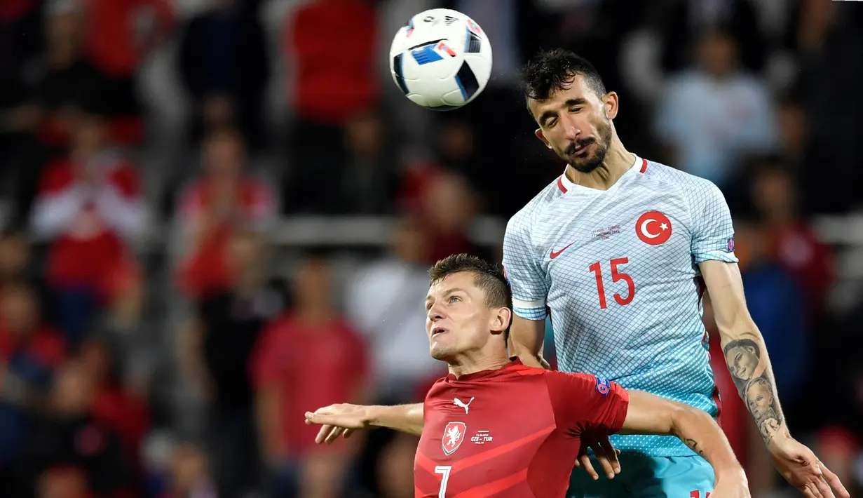 Pemain Republik Ceska, Tomas Necid (kiri) berduel dengan pemain Turkey,  Mehmet Topal pada lanjutan grup D Euro Cup 2016 di Stadion Bollaert-Delelis, Lens (22/6/2016) dini hari WIB.  (AFP/Philippe Lopez)