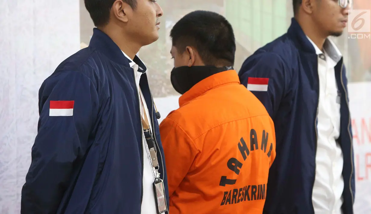 Tersangka dihadirkan saat rilis kasus tindak pidana illegal loging di Bareskrim Polri, Jakarta, Selasa (6/8/2019). Tersangka berinisial M ditangkap karena menjadi dalam pembalakan liar hutan di Provinsi Jambi dan Sumatera Selatan. (Liputan6.com/Immanuel Antonius)
