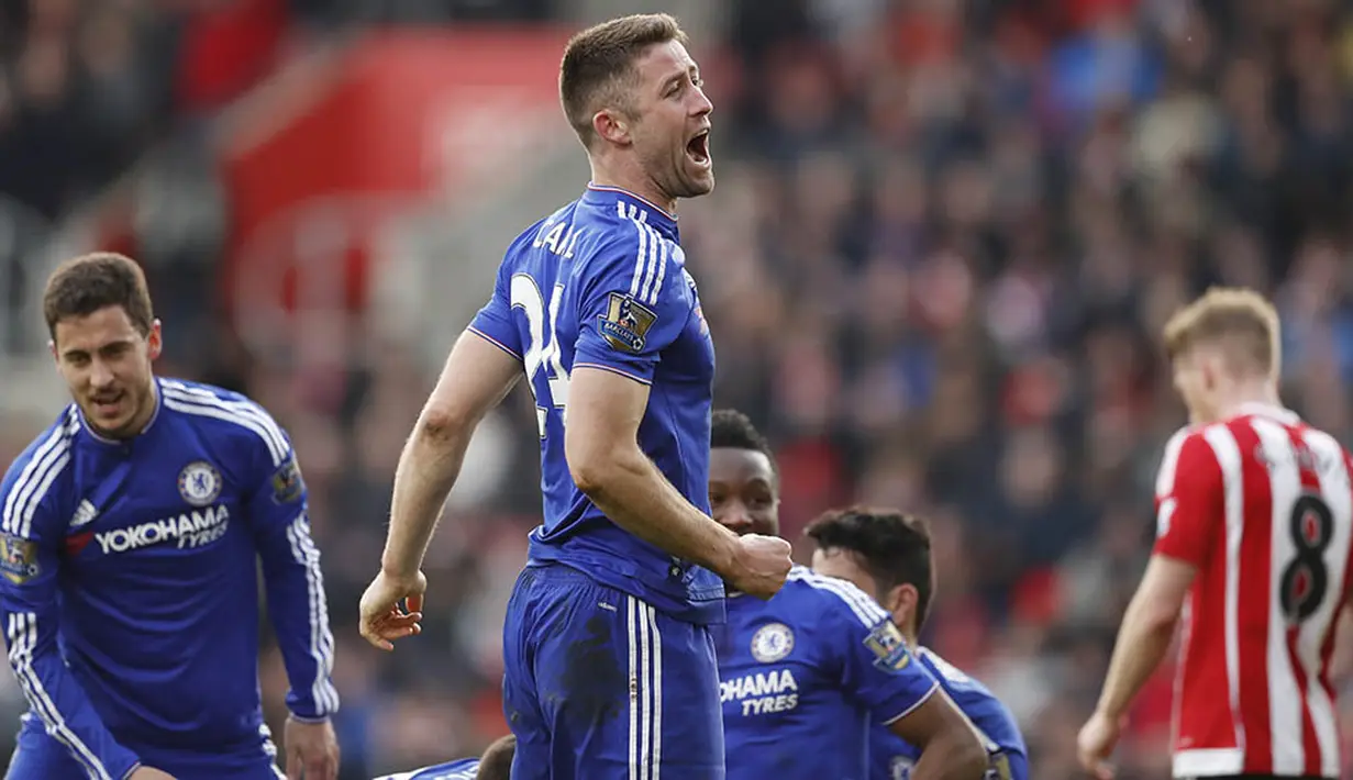 Para pemain Chelsea merayakan gol kemenangan yang dicetak Branislav Ivanovic ke gawang Southampton pada laga Liga Premier Inggris di Stadion St Mary, Sabtu (27/2/2016). Southampton takluk 1-2 dari Chelsea. (Reuters/John Sibley)