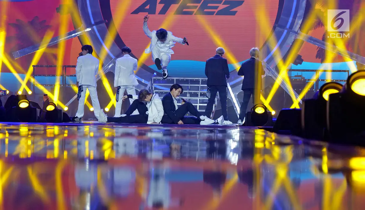 Boy Band asal Korea Ateez menghibur penonton pada Konser "Smartfren Wow" di Istora Senayan, Jakarta, Jumat (20/9/2019). Penampilan perdana Ateez di Indonesia sukses menghipnotis penonton dengan membawakan lagu-lagu andalan mereka. (Liputan6.com/Herman Zakharia)