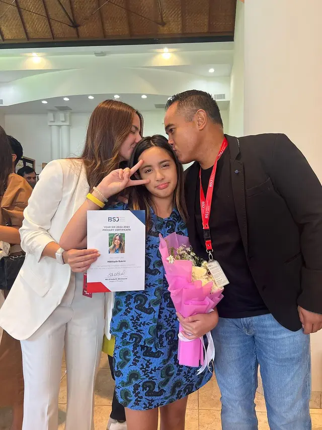 Mikhayla, anak Nia Ramadhani lulus SD (Instagram/ramadhaniabakrie)