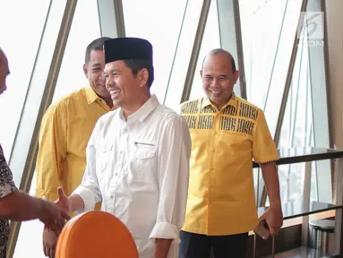 Ketua DPD Partai Golkar Jawa Barat Dedi Mulyadi disambut kader Golkar setibanya di Bakrie Tower Kuningan, Jakarta, Jumat (29/9). Kedatangan Dedi Mulyadi untuk menghadap ke Ketua Dewan Pembina Golkar Aburizal Bakrie. (Liputan6.com/Faizal Fanani)