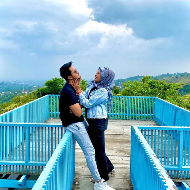 7 Potret Kemesraan Elly Sugigi dengan Aher yang Kabarnya Sedang Honeymoon
