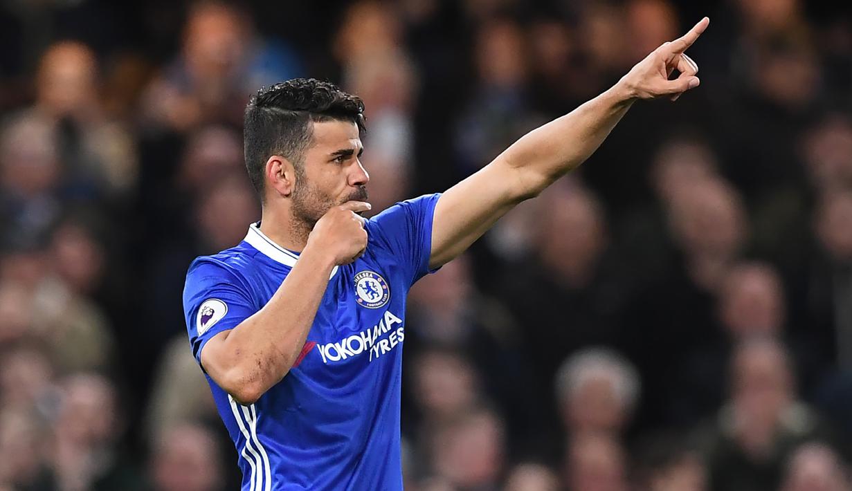 5. Diego Costa (Chelsea) - Lebih memilih berlibur di Brasil daripada ikut tur pramusim karena dirinya merasa disingkirkan oleh pelatih Antonio Conte melalui pesan singkat. (Photo by Justin TALLIS / AFP)