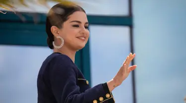 Penyanyi Selena Gomez menyapa penggemarnya saat tiba menghadiri pemotretan untuk film 'The Dead Don't Die' di festival film internasional ke-72, Cannes, Prancis selatan (15/5/2019). (AP Photo/Vianney Le Caer)