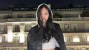 Sontek cara unik Jennie BLACKPINK padukan jaket kulit dengan hoodie drop dan celana low rise warna hijau army. [Foto: IG/jennierubyjane].