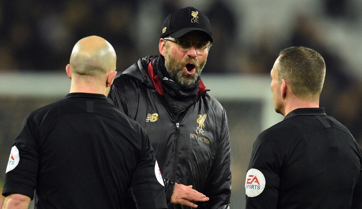 Pelatih Liverpool, Jurgen Klopp berdiskusi dengan para wasit usai pertandingan melawan West Ham United pada lanjutan Liga Inggris di The London Stadium (4/2). Liverpool mengoleksi poin 62, hanya unggul tiga poin dari City. (AFP Photo/Glyn Kirk)