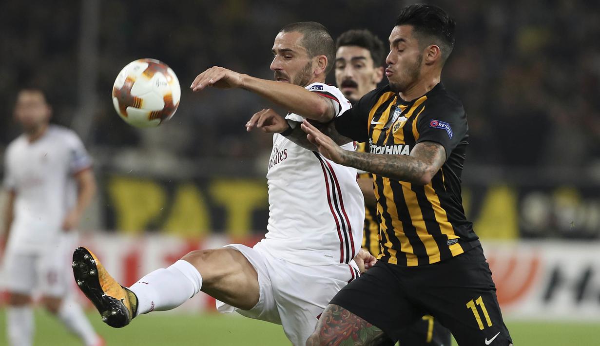 Bek AC Milan, Leonardo Bonucci, mengamankan bola dari striker AEK Athens, Sergio Araujo, pada laga Liga Europa di Stadion Olympic, Athens, Kamis (2/11/2017). Kedua klub bermain imbang 0-0. (AP/Petros Giannakouris)