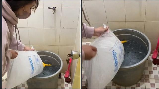 Cuaca Terlalu Panas, Aksi Wanita Beli Es Batu Kristal untuk Mandi Ini Viral