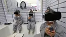 Tiga anak lelaki berkepala botak bermain Virtual Reality (VR) menggunakan layanan 5G di tempat pengalaman LG UPlus 5G di Seoul, Korea Selatan (7/5/ 2019). Sepuluh anak terpilih mendapatkan pengalaman menjadi biksu dalam rangkaian acara peringatan hari lahir Buddha. (AP Photo/Ahn Young-joon)