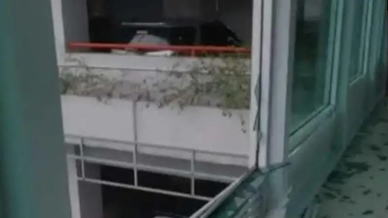 Kaca jendela dinding jembatan penghubung Gedung Puspemkot Tangsel pecah berserakan dihantam hujan dan angin kencang
