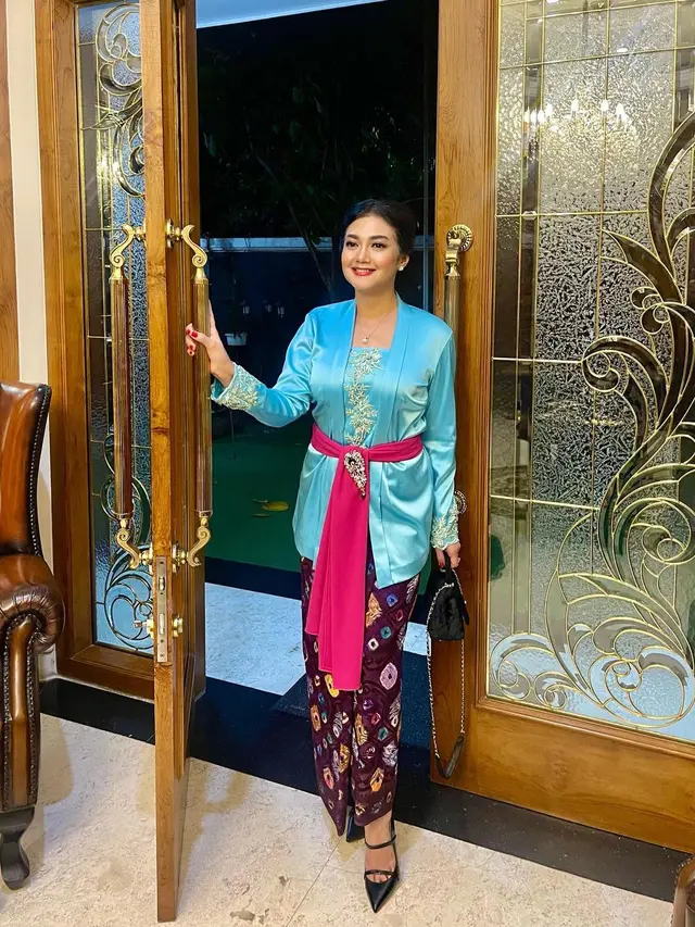 Potret Bella Saphira Kondangan Bareng para Ibu Pejabat, Tampil Cantik dengan Kebaya ala Bali