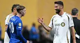 Pemain LAFC, Olivier Giroud (kanan) menyalami pemain Chlesea, Cole Palmer setelah pertandingan Grup D Piala Dunia Antarklub 2025 di Mercedes Benz Stadium, Atlanta, Amerika Serikat, Selasa (17/06/2025) WIB. (AFP/Paul Ellis)