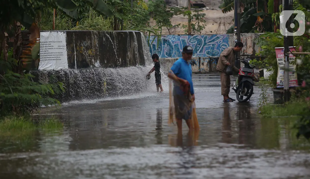 Luapan aliran kali Angke membuat perumahan tersebut sempat terendam banjir setinggi lutut orang dewasa. (Liputan6.com/Angga Yuniar)