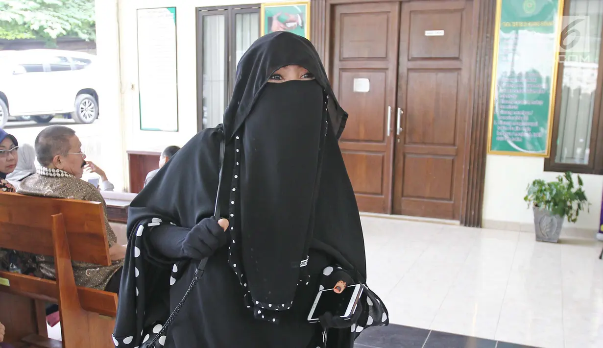 Istri komedian Caisar, Indadari bersiap menjalani sidang mediasi di Pengadilan Agama Depok, Jawa Barat, Selasa (31/10). Sidang Cerai Indadari dengan Caisar dengan putusan mediasi yang tidak dihadiri Caisar. (Liputan6.com/Herman Zakharia)