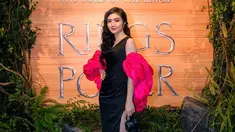 Febby Rastany selalu pandai dalam memilih outfit. Pemain sinetron Pura-Pura Kaya itu juga stunning saat menghadiri premier The Rings of Power. Ia tampak begitu menawan dengan gaun hitam perpaduan pink. (Liputan6.com/IG/@febbyrastanty)