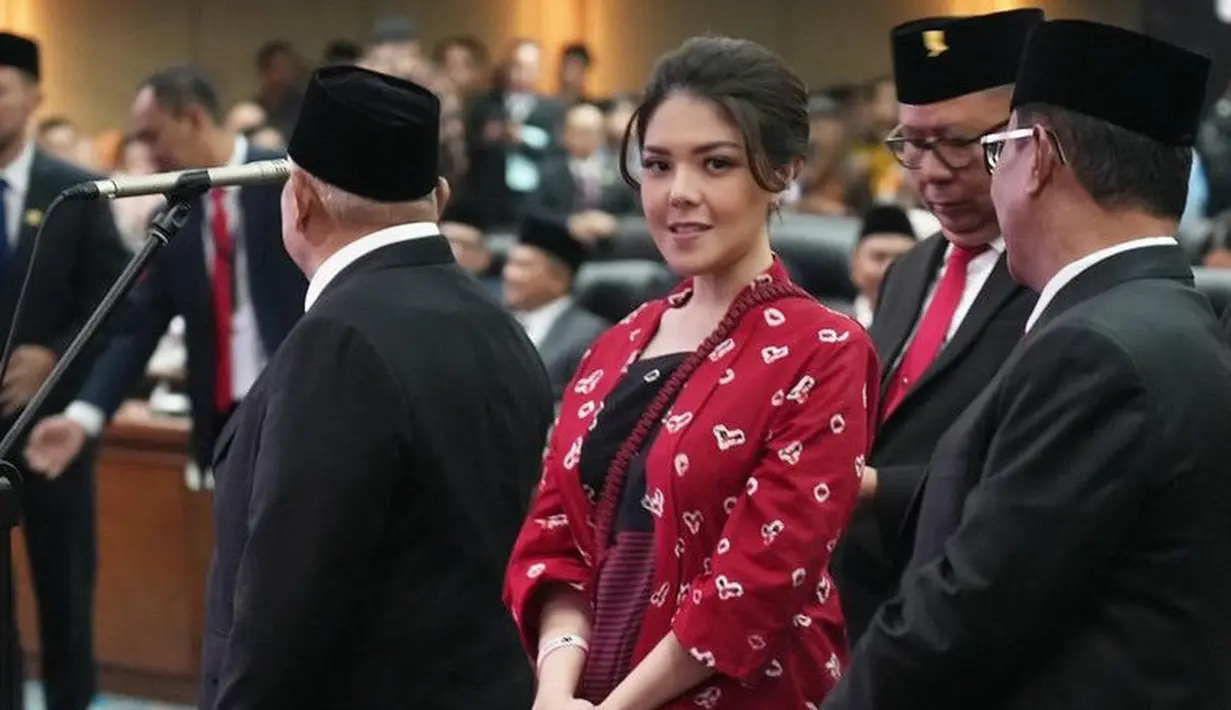 <p>Saat acara tersebut, Tina Toon pun memilih mengenakan kebaya jumputan warna merah dengan bagian depan memiliki aksen warna hitam. [@tinatoon101]</p>