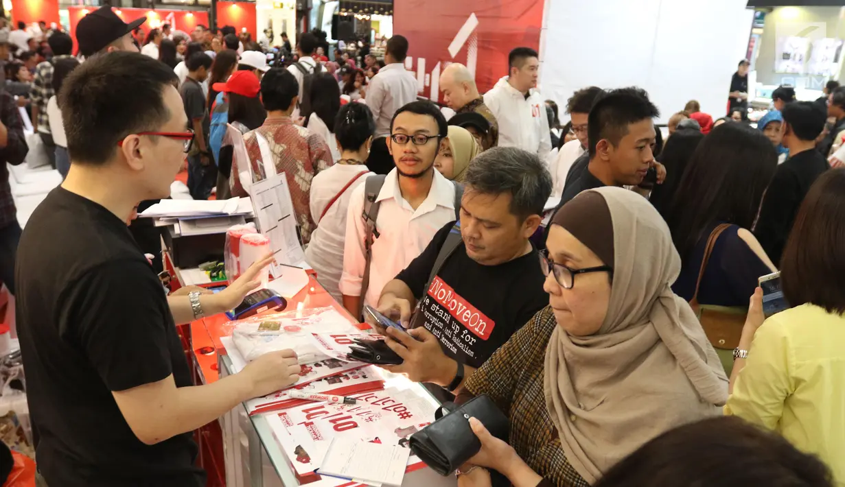 Sejumlah orang mengunjungi peluncuran official merchandise pasangan calon 01 Jokowi-Ma'ruf Amin di FX Sudirman, Jumat (25/1). Pembuatan merchandise ini diinisiasi oleh salah satu kelompok relawan Jokowi, yakni JokowiMotion. (Liputan6.com/Angga Yuniar)