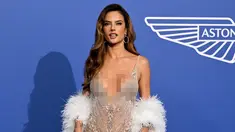 Alessandra Ambrosio tiba untuk menghadiri amfAR Cinema Against AIDS Cannes Gala tahunan di sela-sela Festival Film 2023, di Hotel du Cap-Eden-Roc di Cap d'Antibes, Prancis selatan, pada 25 Mei 2023. Model asal Brasil itu tertegun dalam gaun perak berani dengan manik-manik cabul yang memamerkan belahan dadanya yang lebar. (AFP/Patricia De Melo Moreira)