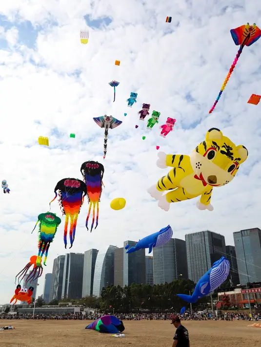 Orang-orang menerbangkan layang-layang dalam festival layang-layang di Xiamen, Provinsi Fujian, China tenggara (21/11/2020). Ratusan layang-layang diterbangkan peserta menghiasi langit wilayah China tenggara. (Xinhua/He Huan)