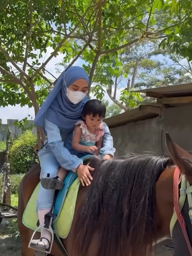 Adu Gaya Ria Ricis dan Teuku Ryan Momong Anak