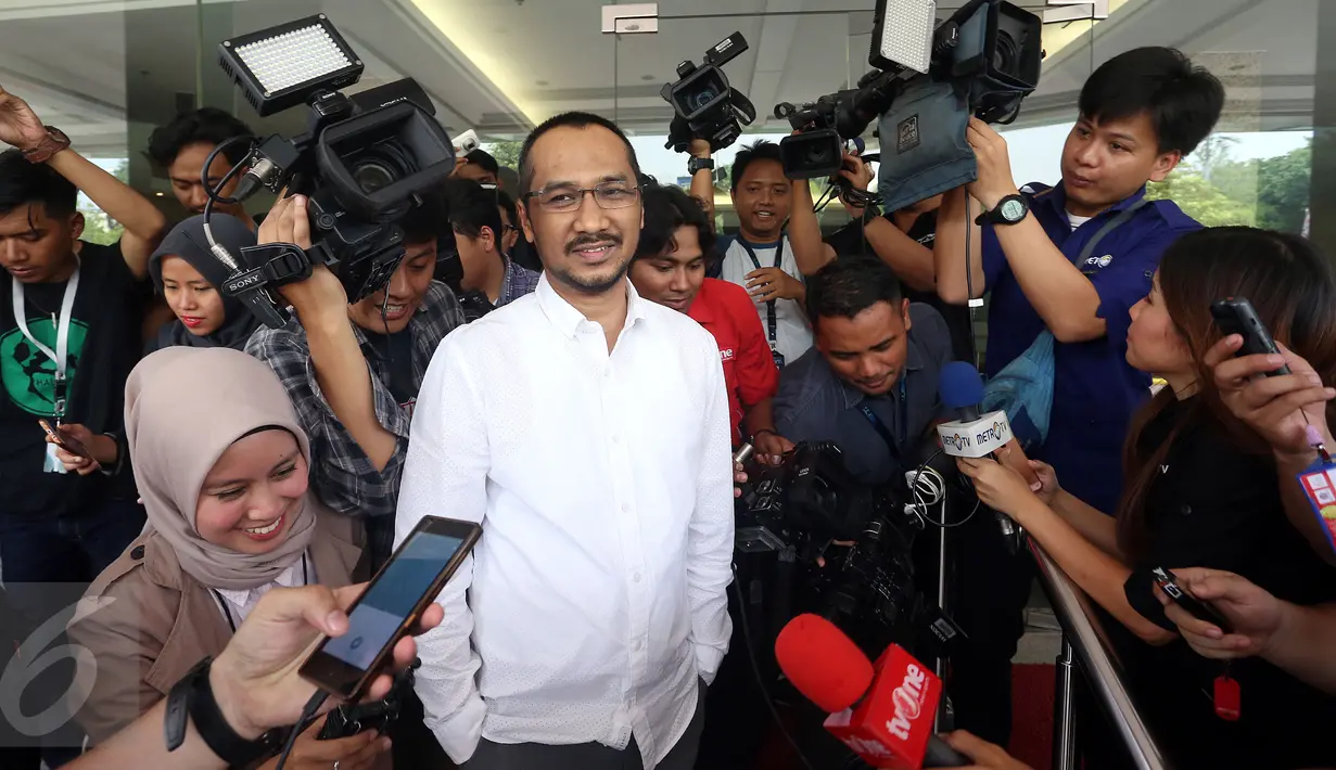 Mantan Ketua KPK, Abraham Samad usai menjenguk penyidik KPK, Novel Baswedan di Rumah Sakit Mitra Keluarga Kelapa Gading, Jakarta Utara, Selasa (11/4). Penyidik senior KPK itu menjadi korban penyiraman air keras pagi hari tadi. (Liputan6.com/Johan Tallo)