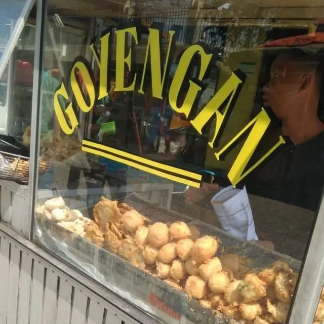 6 Tulisan Nyeleneh di Gerobak Gorengan Ini Bikin Pembeli Senyum Tipis