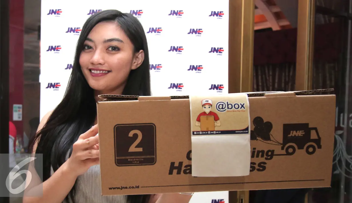 Model menunjukan salah satu prodak layanan JNE saat peluncuran 7 Magnificent JNE JNE di Jakarta, Senin (29/2). Layanan terbaru dari JNE untuk pelanggan diantaranya @boxprepaid,JNE Super Speed, JNE International Shipment. (Liputan6.com/Angga Yuniar)