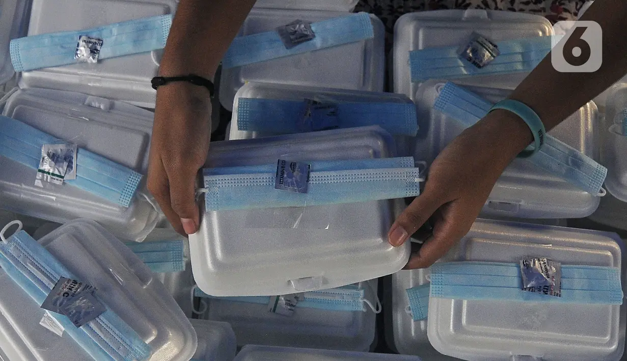 Mahasiswa menyiapkan makanan gratis untuk masyarakat di UKI, Cawang, Jakarta, Selasa (16/3/2021). Kegiatan ini memberikan 500 bungkus nasi, masker dan vitamin setiap harinya sejak pukul 06.00 WIB, untuk meringankan beban masyarakat di masa pandemi Covid-19. (Liputan6.com/Herman Zakharia)