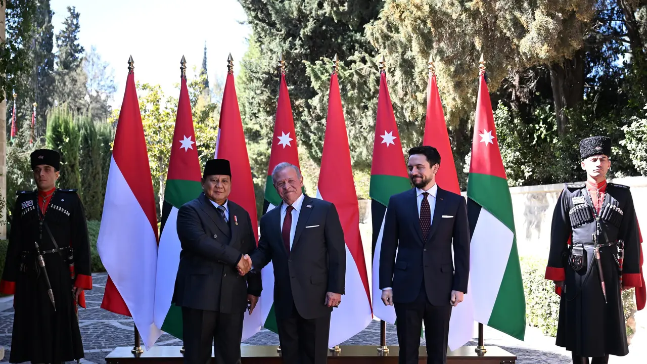 Presiden Prabowo Subianto disambut langsung Raja Kerajaan Yordania Hasyimiah, Raja Abdullah II ibn Al Hussein di Istana Basman, Amman Rabu (25/2/2026).