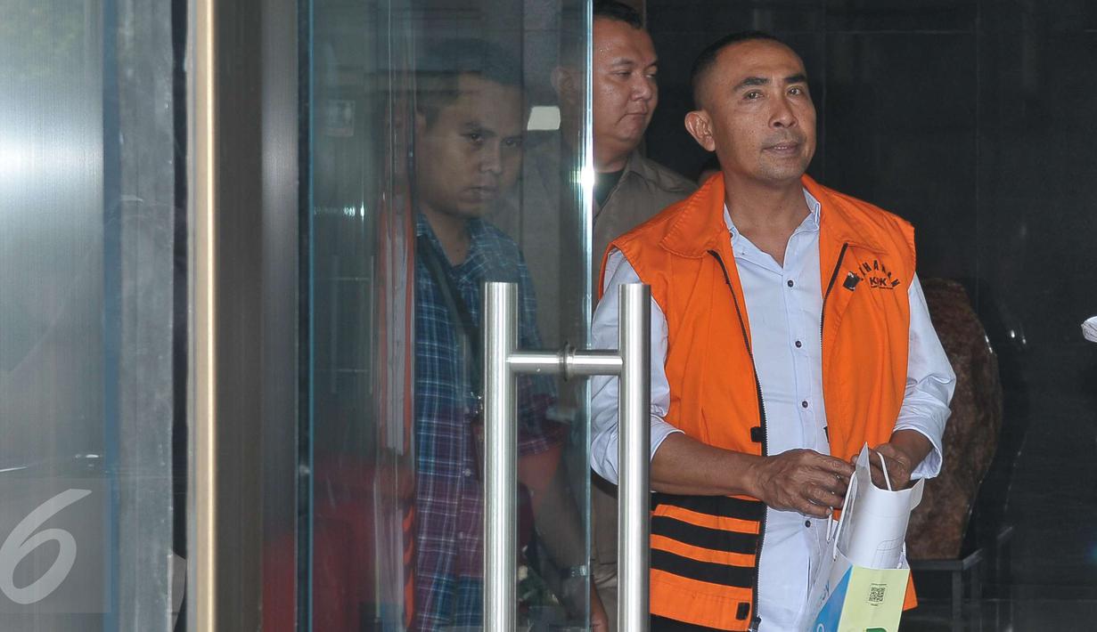 Bupati nonaktif Buton, Sulawesi Tenggara, Samsu Umar Samiun usai kembali menjalani pemeriksaan di KPK, Jakarta, Selasa (16/5). Mendekati masa persidangan, KPK mengintensifkan pemeriksaan terhadap Samsu Umar Samiun. (Liputan6.com/Helmi Afandi)