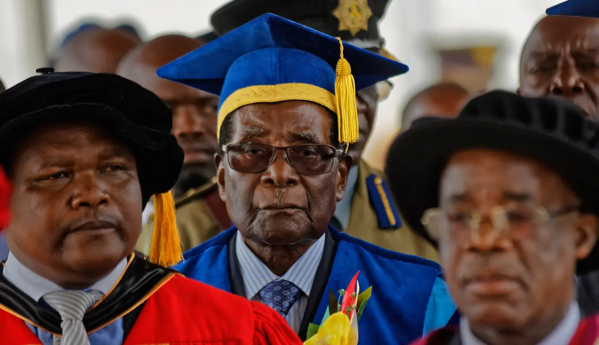 Presiden Zimbabwe, Robert Mugabe tiba untuk menghadiri upacara wisuda mahasiswa Universitas Terbuka Zimbabwe di pinggiran Harare, Jumat (17/11). Pasca berstatus sebagai tahanan rumah, untuk pertama kali Mugabe muncul di muka publik. (AP Photo/Ben Curtis)